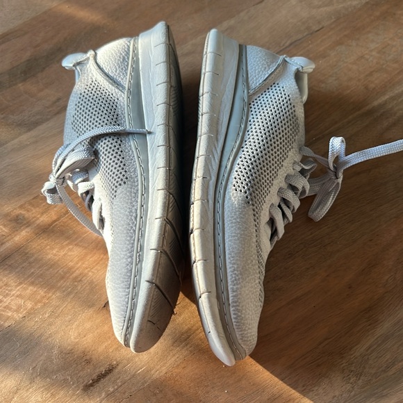 Vionic Sneakers - Picture 7 of 7